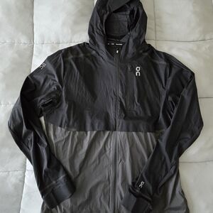 On Running Men's Two-Tone Black and Gray Windbreaker